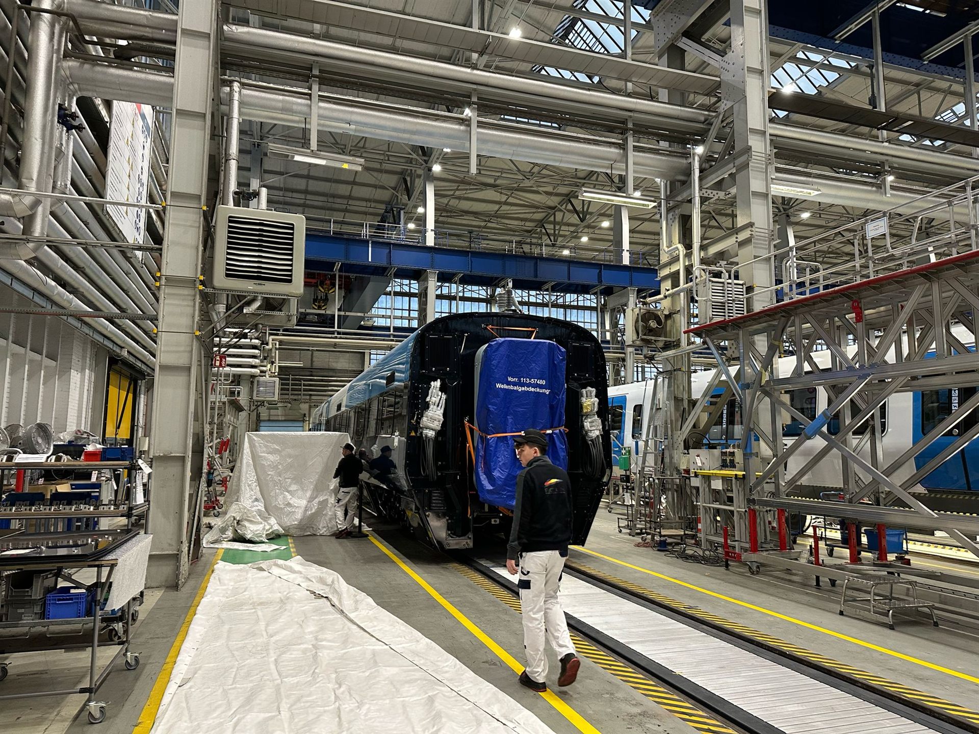 Triebzug in der Instandhaltungshalle während der Arbeiten am Fahrzeug