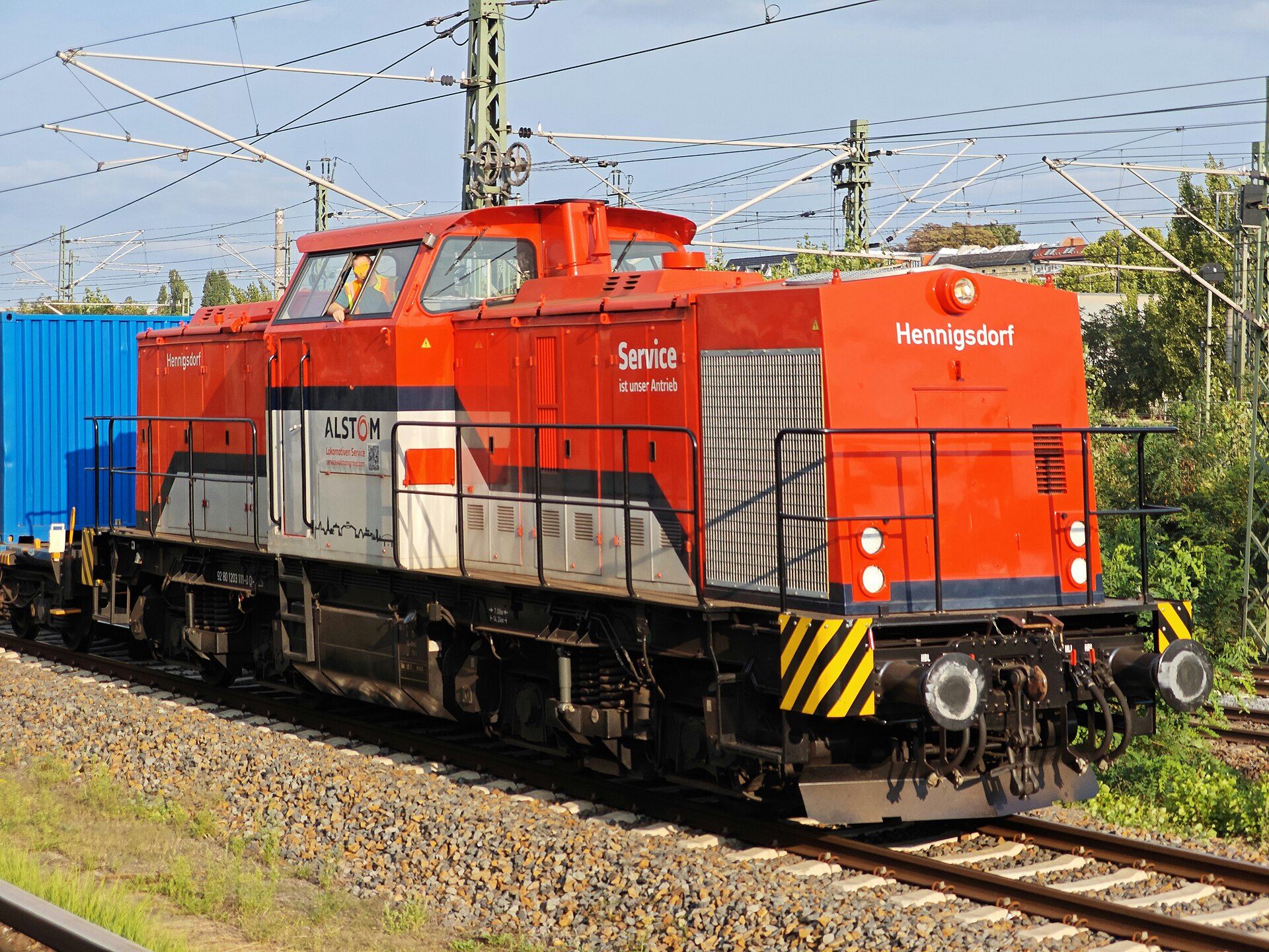 Rote Alstom-Werklok mit dem Namen Hennigsdorf auf dem Werkgelände